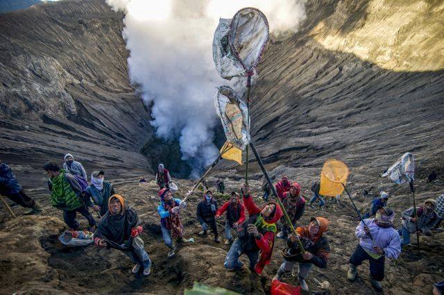 فێستیڤاڵی قوربانیکردنی ئاژەڵ و میوە بۆ خواوەندی چیا ببینە